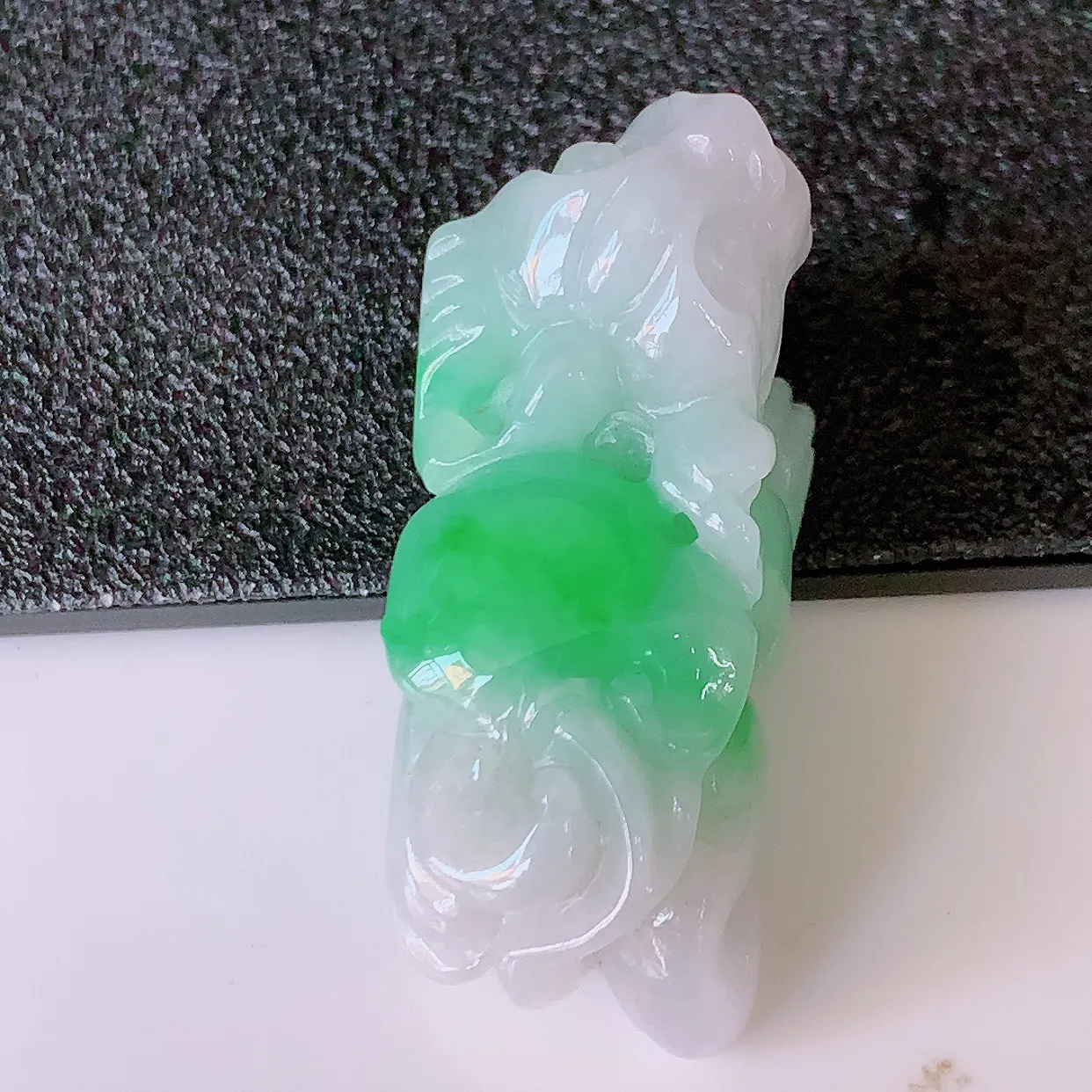 自然光实拍，冰润飘绿翡翠招财貔貅吊坠，民间有“一摸貔貅运程旺盛，再摸貔貅财运滚滚，三摸貔貅平步青云 ”的美好祝愿。#81.15