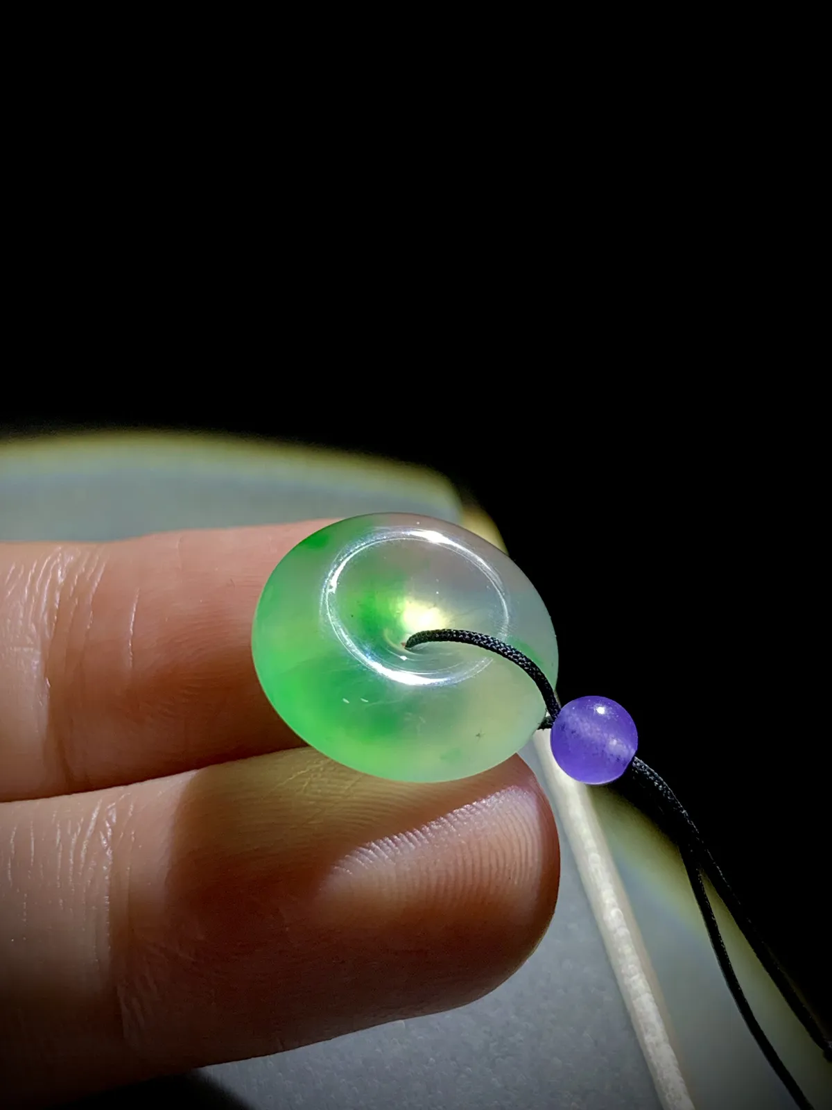绿花平安扣，尺寸约16.5-5mm，顶珠为装饰品
