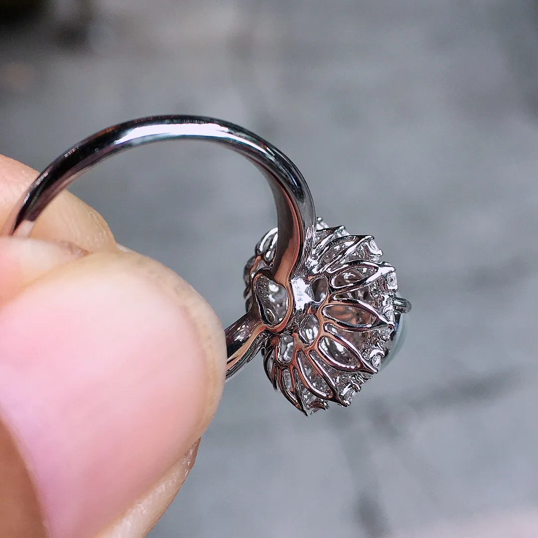 玻璃种葫芦戒指，玉质细腻，荧光感超
强，饱满圆润，尽显优雅气质，18k
金豪华镶嵌