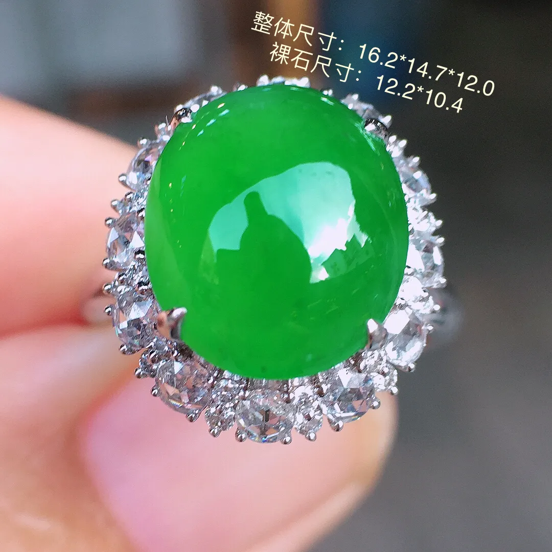 阳绿蛋面戒指，色泽均匀艳丽，玉质细腻，荧光感超
强，饱满圆润，尽显优雅气质，18k
金豪华镶嵌