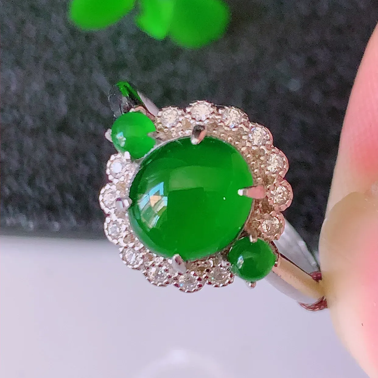 冰透满绿翡翠925银镶嵌戒指，自然光实拍，翠色灵动，颜色漂亮，种老水足，品相佳，佩戴佳品！#97.17（圈口可调大小）整体25.5*18*6.5裸石7.5*7.5