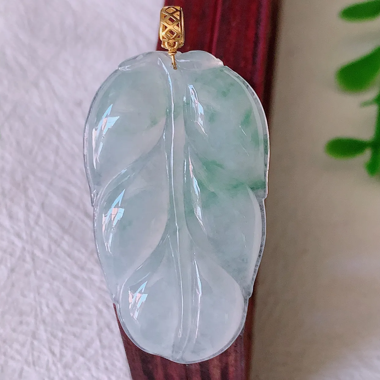 18K金镶嵌冰种飘花翡翠叶子吊坠 ，种水足，色泽清新，工艺精湛，叶子寓意美好；金枝玉叶，事业有成。#