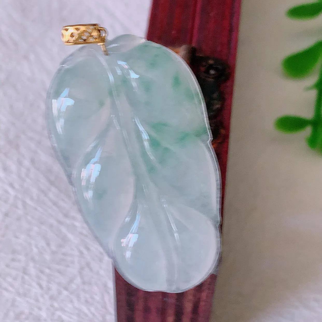18K金镶嵌冰种飘花翡翠叶子吊坠 ，种水足，色泽清新，工艺精湛，叶子寓意美好；金枝玉叶，事业有成。#00.17