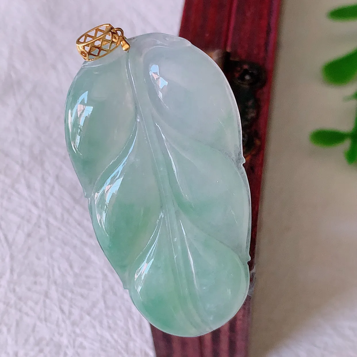 18K金镶嵌冰种飘绿翡翠叶子吊坠 ，种水足，色泽清新，工艺精湛，叶子寓意美好；金枝玉叶，事业有成。#00.17