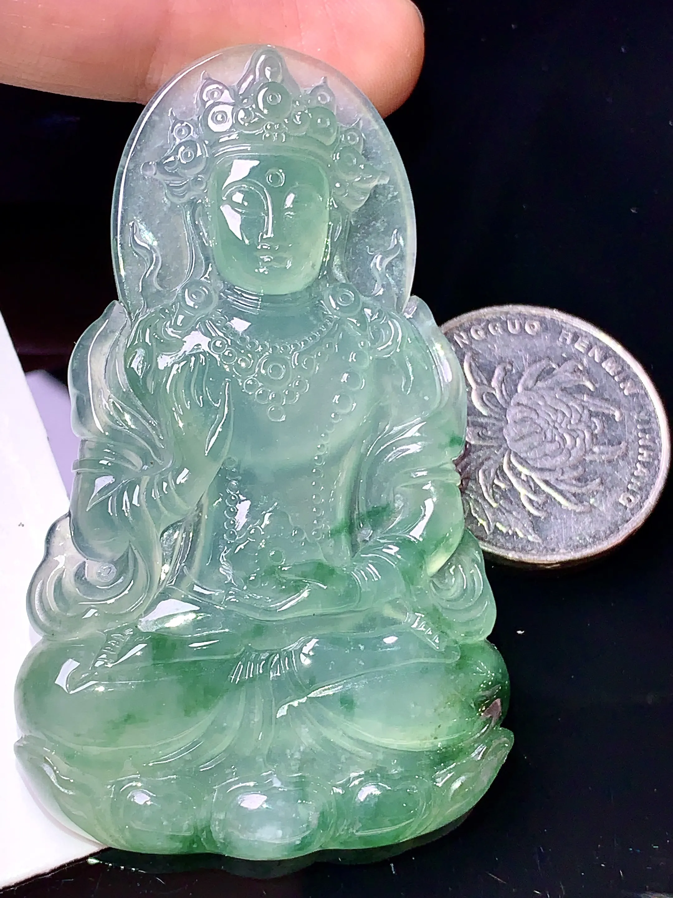 飘绿度母观音菩萨吊坠 玉质细腻 色泽清新艳丽 整体尺寸63.8*38.7*5.8