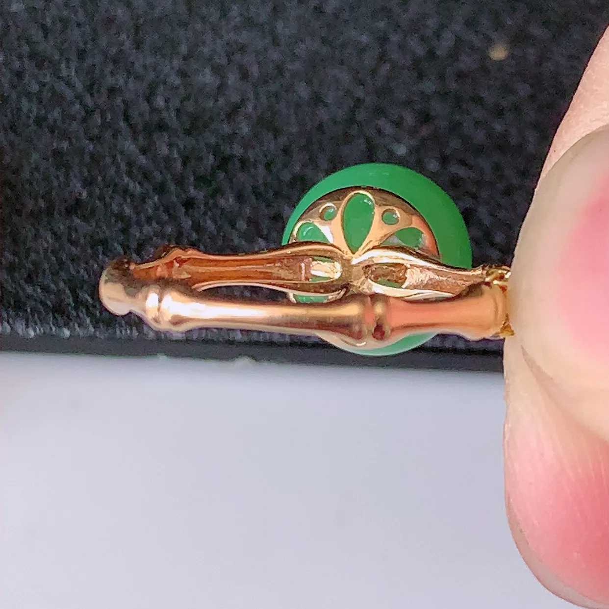自然光实拍 18K金精工镶嵌翡翠满绿圆珠戒指，玉质细腻，翡翠色泽均匀，艳丽饱满，款式高贵大气，14圈
