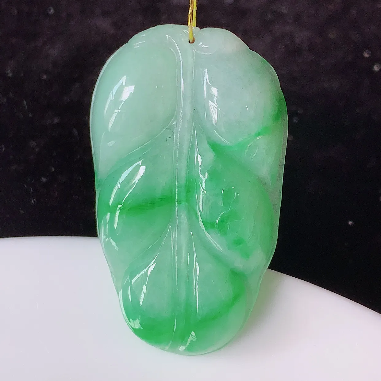 自然光实拍，冰润飘阳绿事业有成叶子吊坠，莹润且起胶，叶子清秀优雅，佩戴大业有成！#35.15