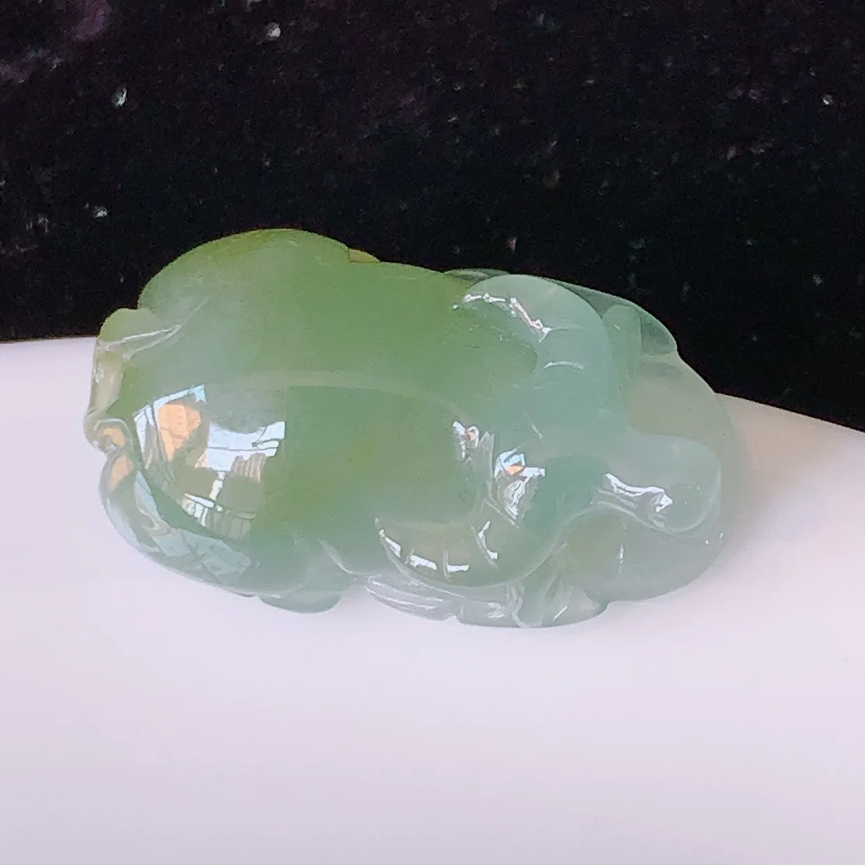 自然光实拍，冰种黄翡双彩翡翠生肖牛气冲天吊坠，翠色灵动，玉质细腻，颜色漂亮，品相佳，佩戴佳品！#81.15
