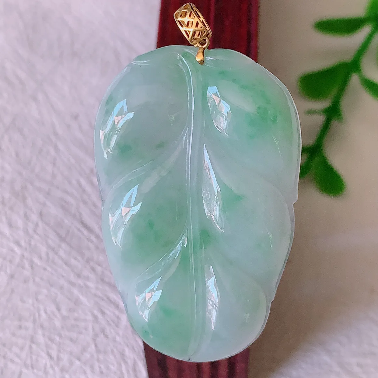 18K金镶嵌冰润飘绿翡翠叶子吊坠 ，种水足，色泽清新，工艺精湛，叶子寓意美好；金枝玉叶，事业有成。#00.17