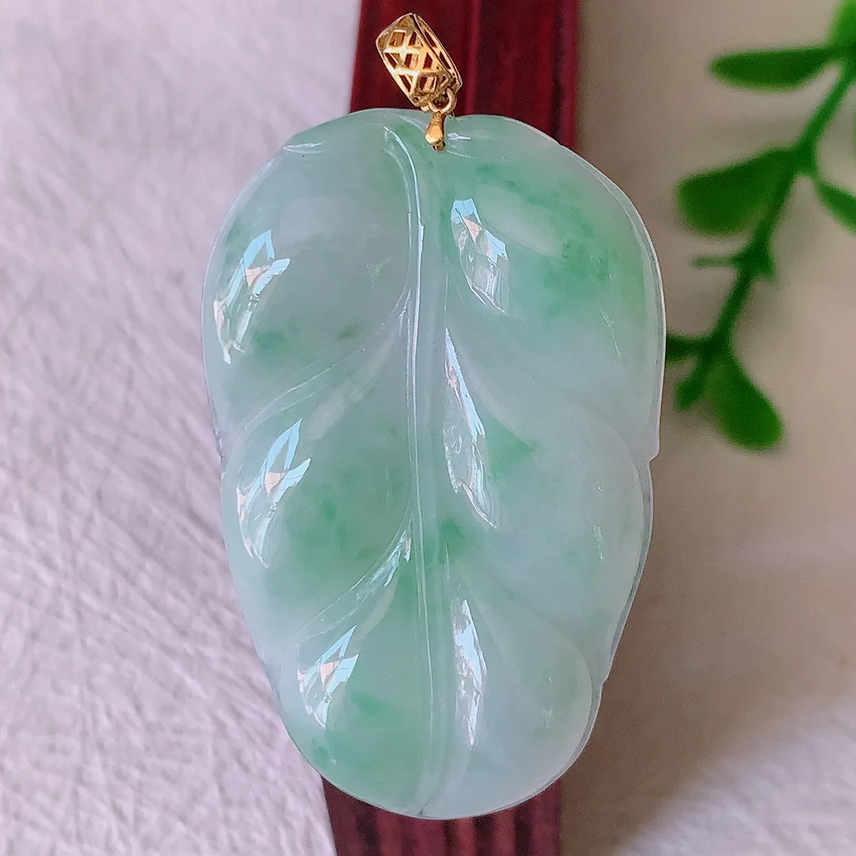 18K金镶嵌冰润飘绿翡翠叶子吊坠 ，种水足，色泽清新，工艺精湛，叶子寓意美好；金枝玉叶，事业有成。#