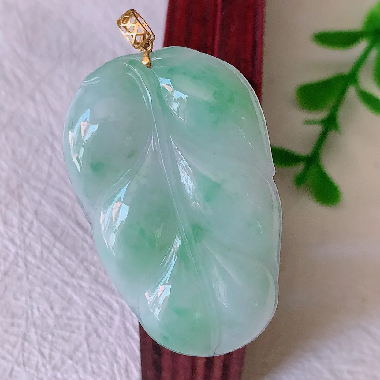 18K金镶嵌冰润飘绿翡翠叶子吊坠 ，种水足，色泽清新，工艺精湛，叶子寓意美好；金枝玉叶，事业有成。#00.17