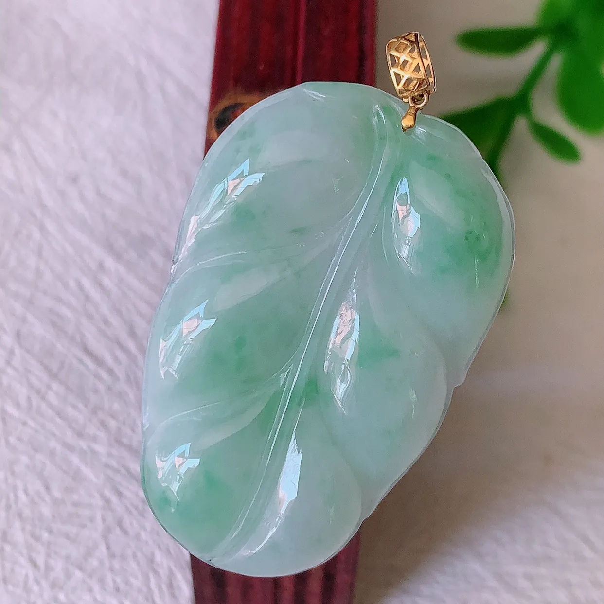 18K金镶嵌冰润飘绿翡翠叶子吊坠 ，种水足，色泽清新，工艺精湛，叶子寓意美好；金枝玉叶，事业有成。#00.17