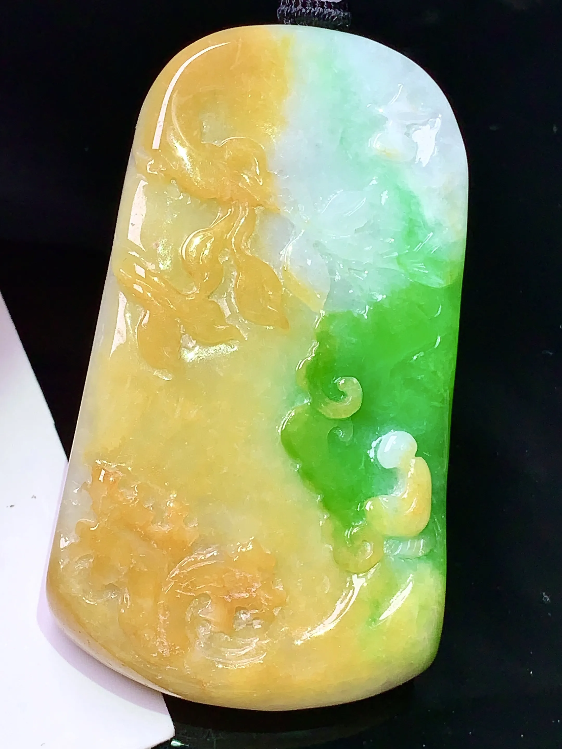 黄绿山水牌吊坠 玉质细腻 色泽清新艳丽 整体尺寸62.6*36.6*10