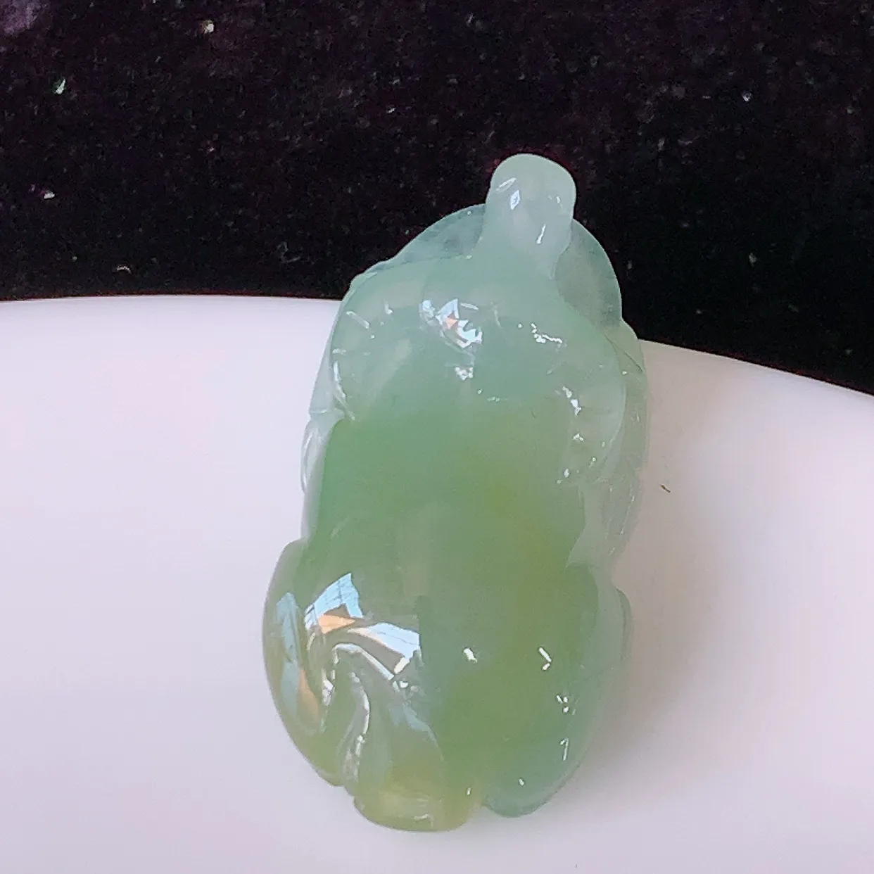 自然光实拍，冰种黄翡双彩翡翠生肖牛气冲天吊坠，翠色灵动，玉质细腻，颜色漂亮，品相佳，佩戴佳品！#81.15
