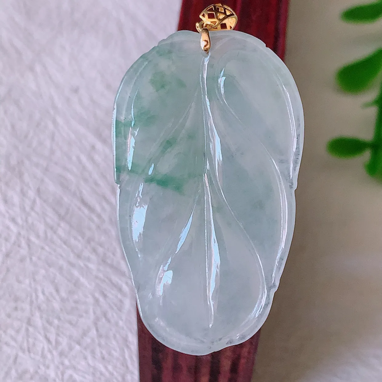 18K金镶嵌冰种飘花翡翠叶子吊坠 ，种水足，色泽清新，工艺精湛，叶子寓意美好；金枝玉叶，事业有成。#00.17