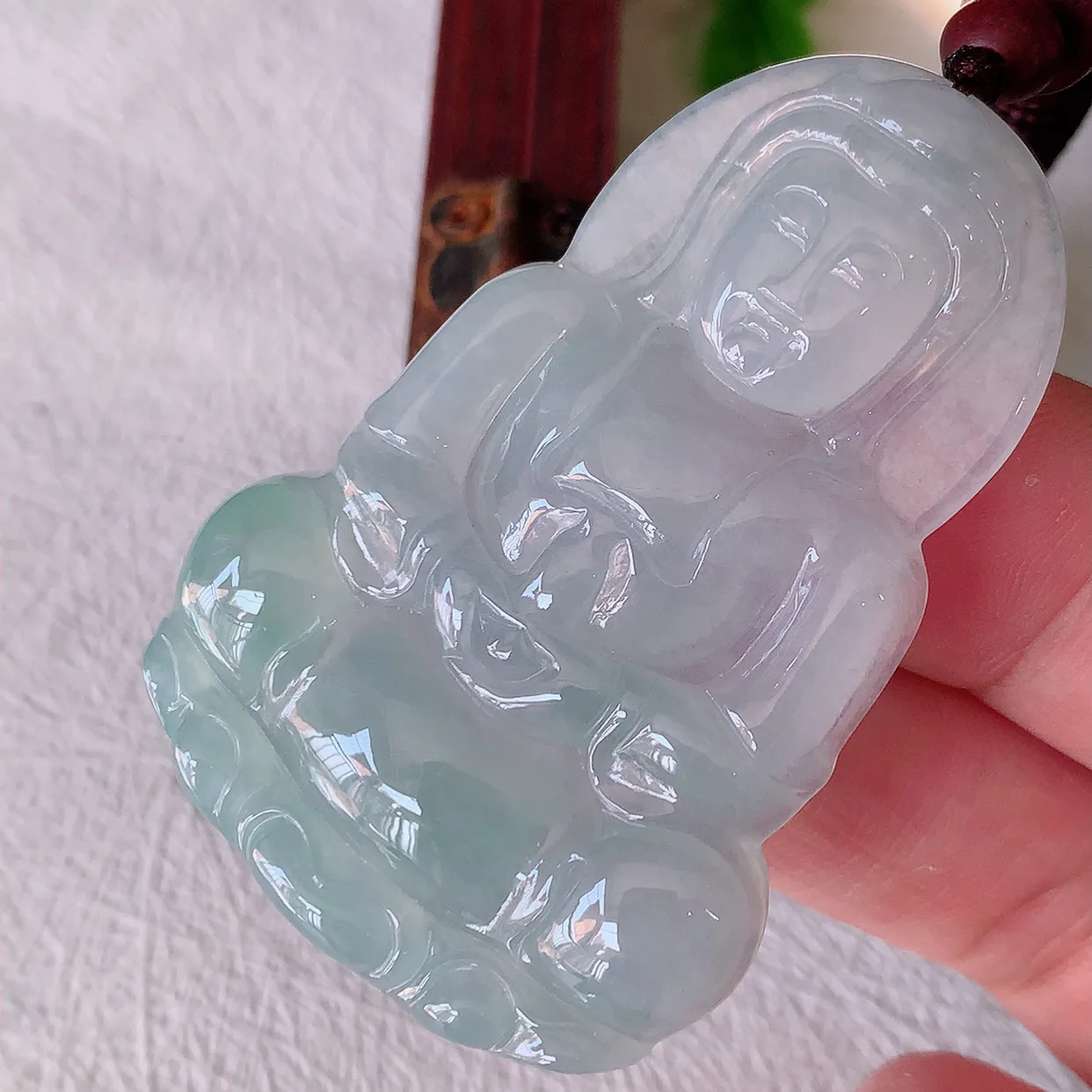 自然光实拍，冰种翡翠观音菩萨吊坠，净瓶观音，冰透亮泽，美观亮丽，观音面相端庄#46.15