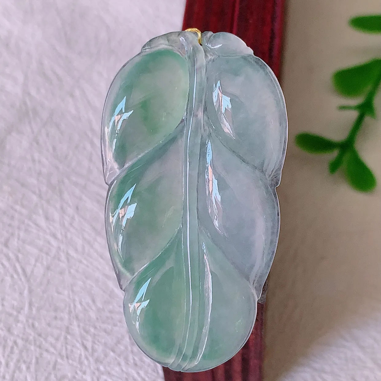 自然光实拍，冰种飘花翡翠事业有成叶子吊坠，莹润且起胶，叶子清秀优雅，佩戴大业有成！#00.17