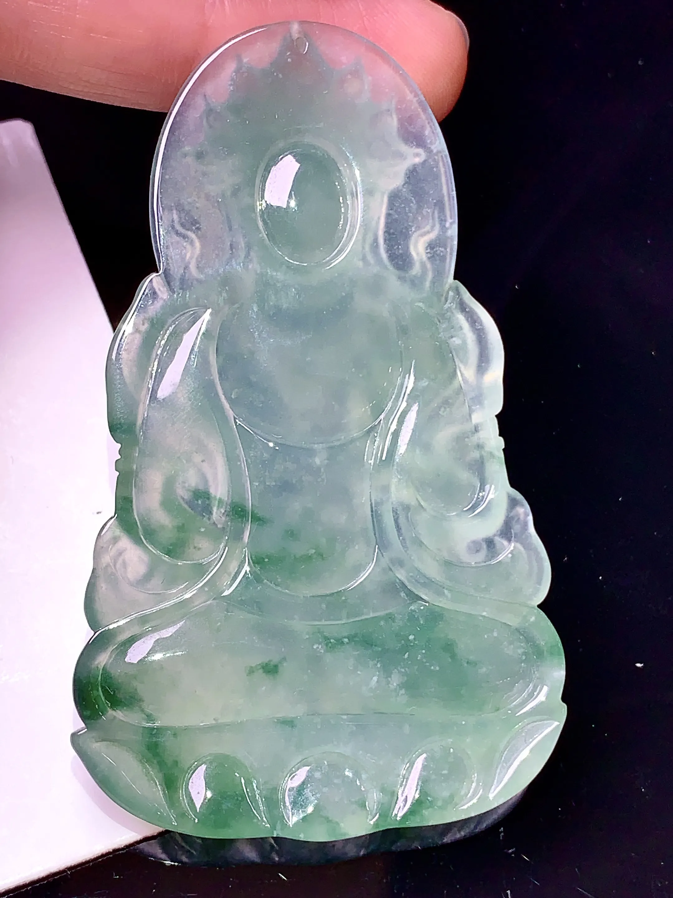 飘绿度母观音菩萨吊坠 玉质细腻 色泽清新艳丽 整体尺寸63.8*38.7*5.8