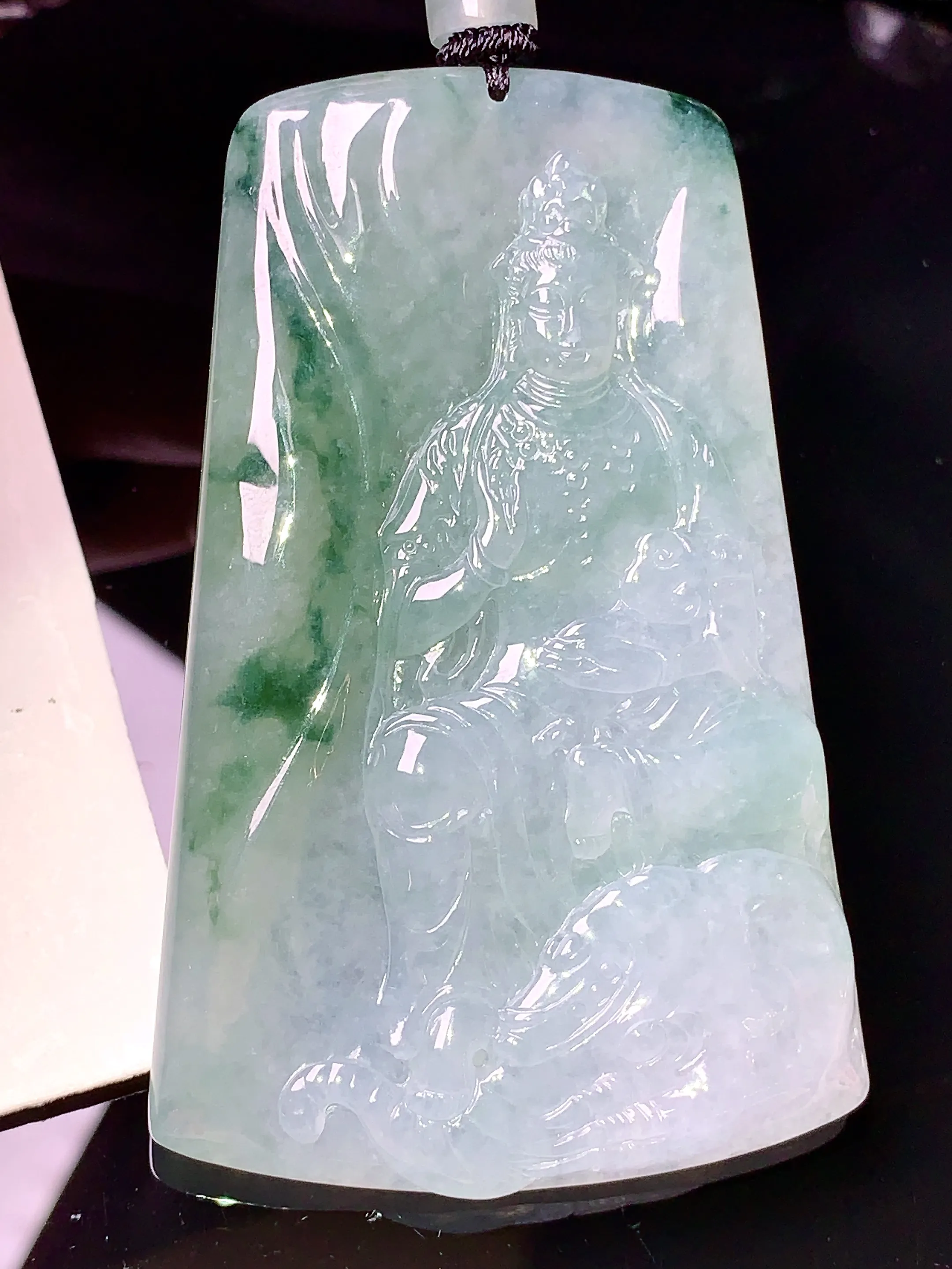 飘绿普贤观音菩萨吊坠 玉质细腻 色泽清新艳丽 整体尺寸70.8*45*6.5