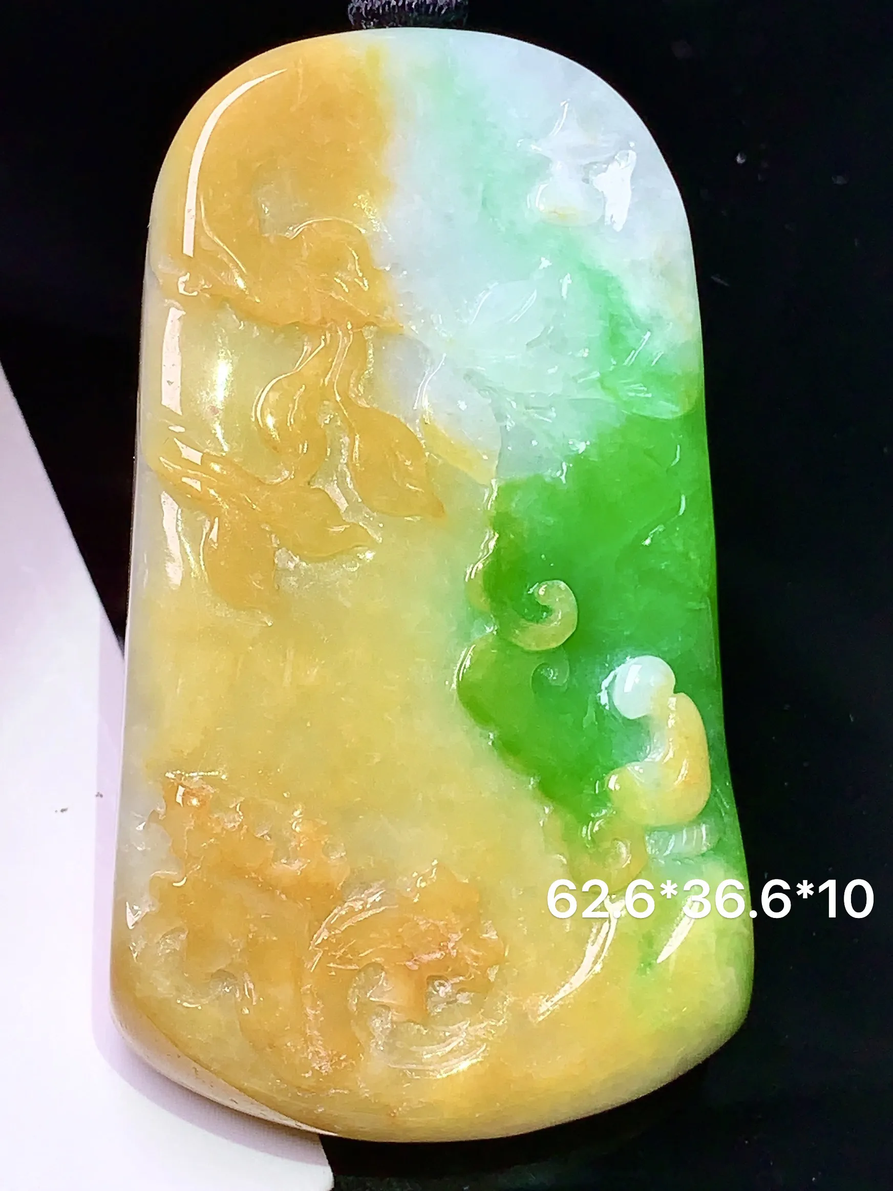 黄绿山水牌吊坠 玉质细腻 色泽清新艳丽 整体尺寸62.6*36.6*10