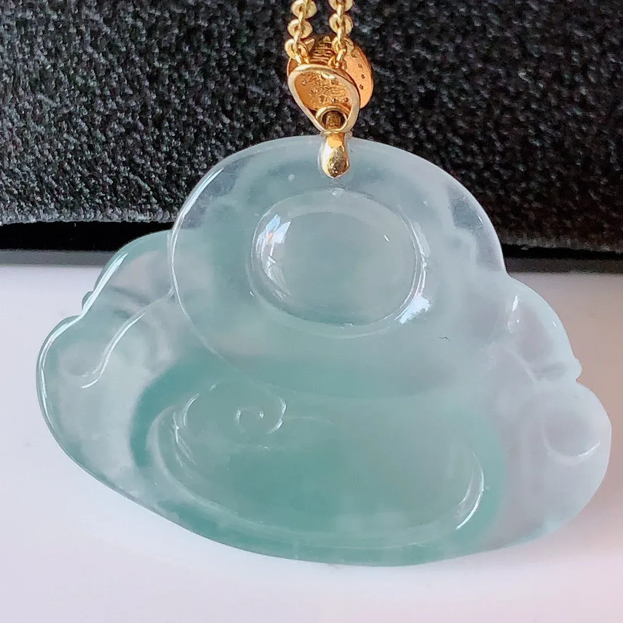 自然光实拍，18K金镶嵌冰种飘花翡翠佛公吊坠，冰透饱满， 佛公亦保平安，寓意有福（佛公）相伴，品相佳，配戴优雅迷人！#01.15整体31.5裸石34/25.5/6