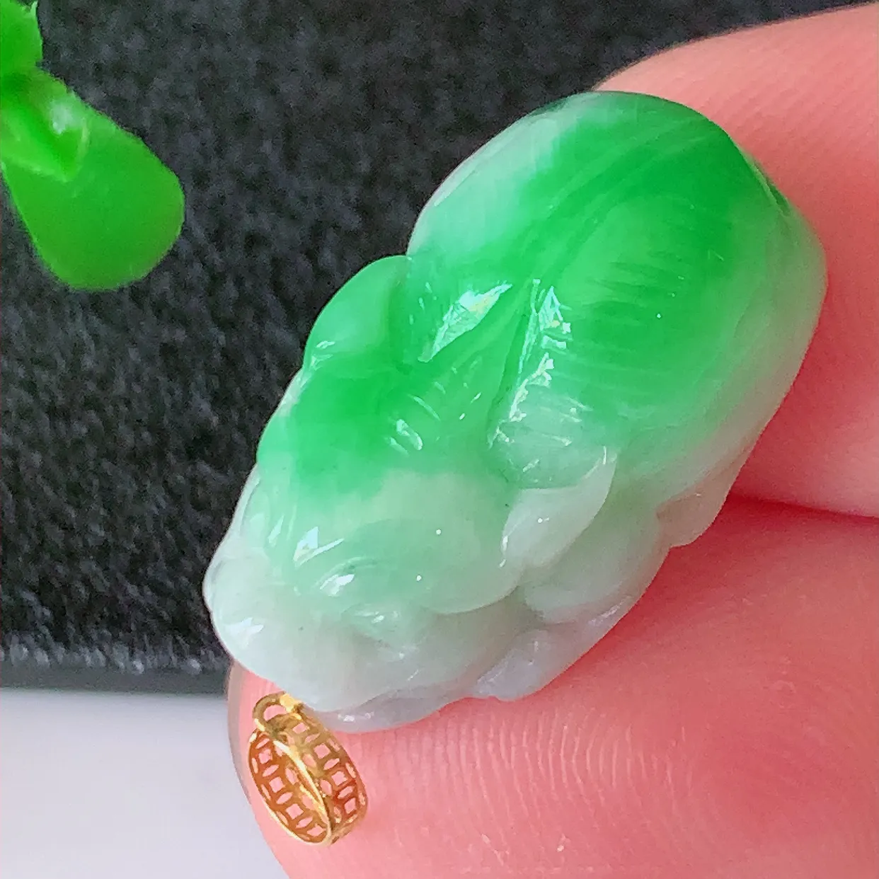 18K金镶嵌飘辣绿翡翠招财貔貅吊坠，民间有“一摸貔貅运程旺盛，再摸貔貅财运滚滚，三摸貔貅平步青云 ”的美好祝愿。#1.15