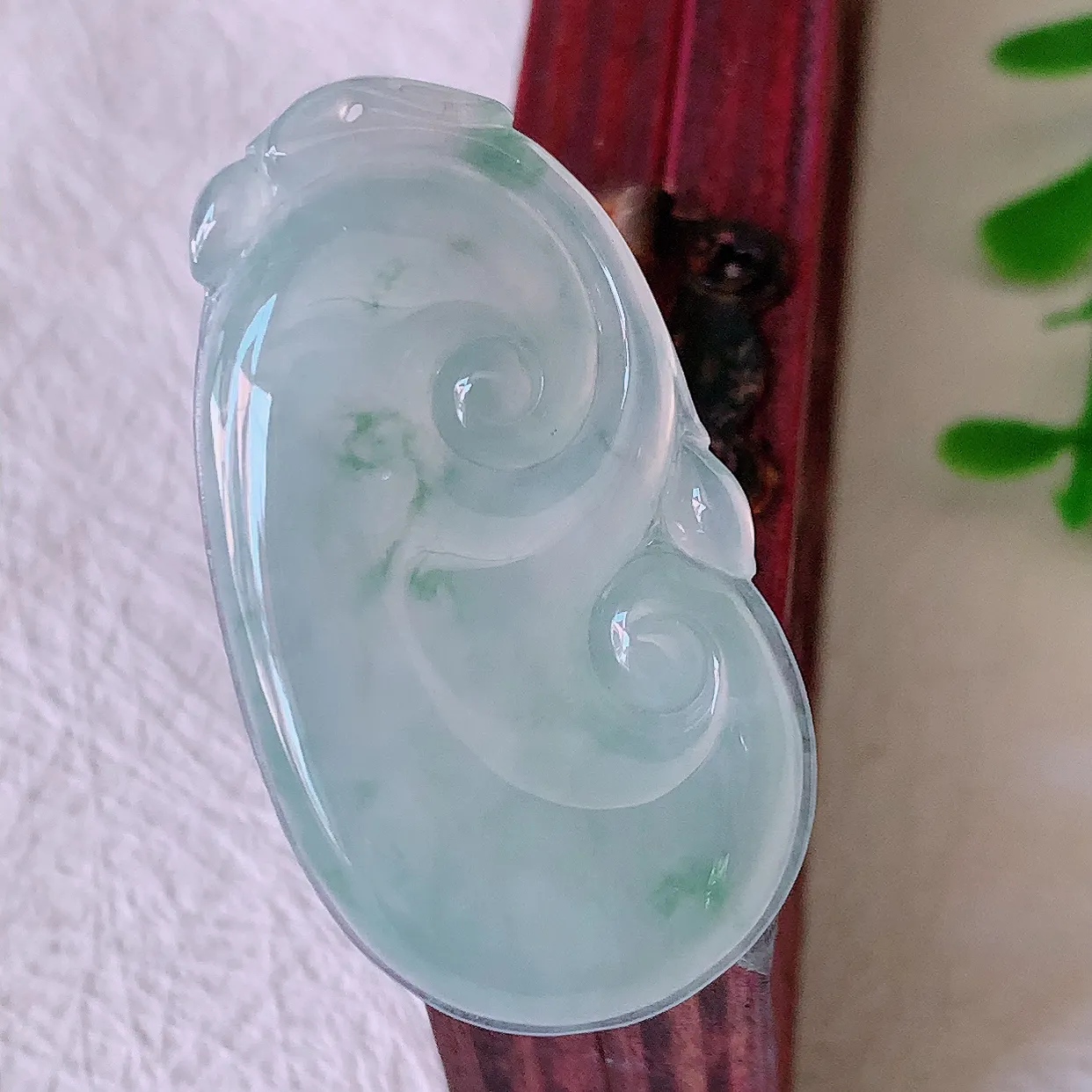 自然光实拍，冰种飘花翡翠如意吊坠，玉坠百搭又精致，寓意着吉祥，事事如意！#00.17