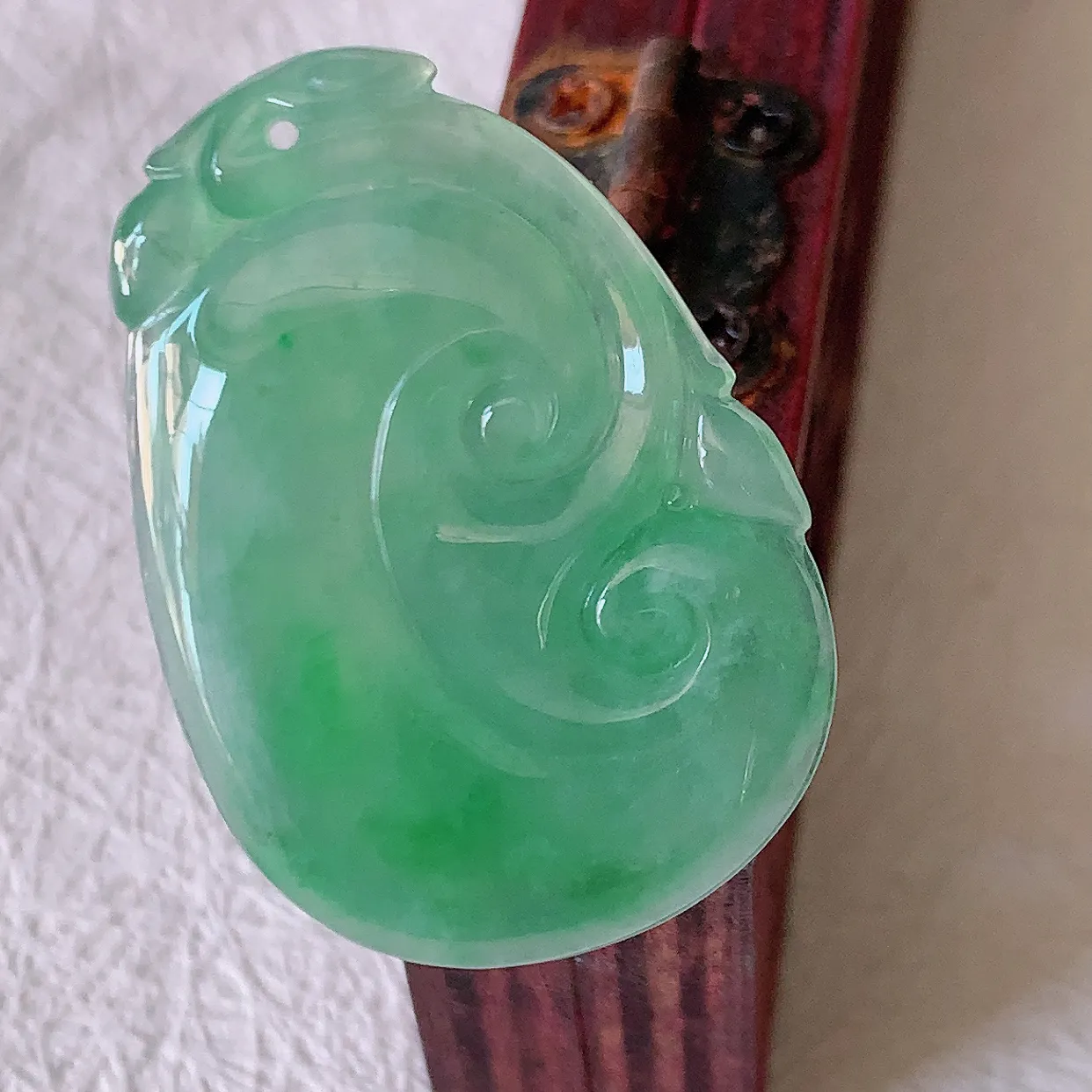 自然光实拍，冰种飘绿翡翠如意吊坠，玉坠百搭又精致，寓意着吉祥，事事如意！#57.17