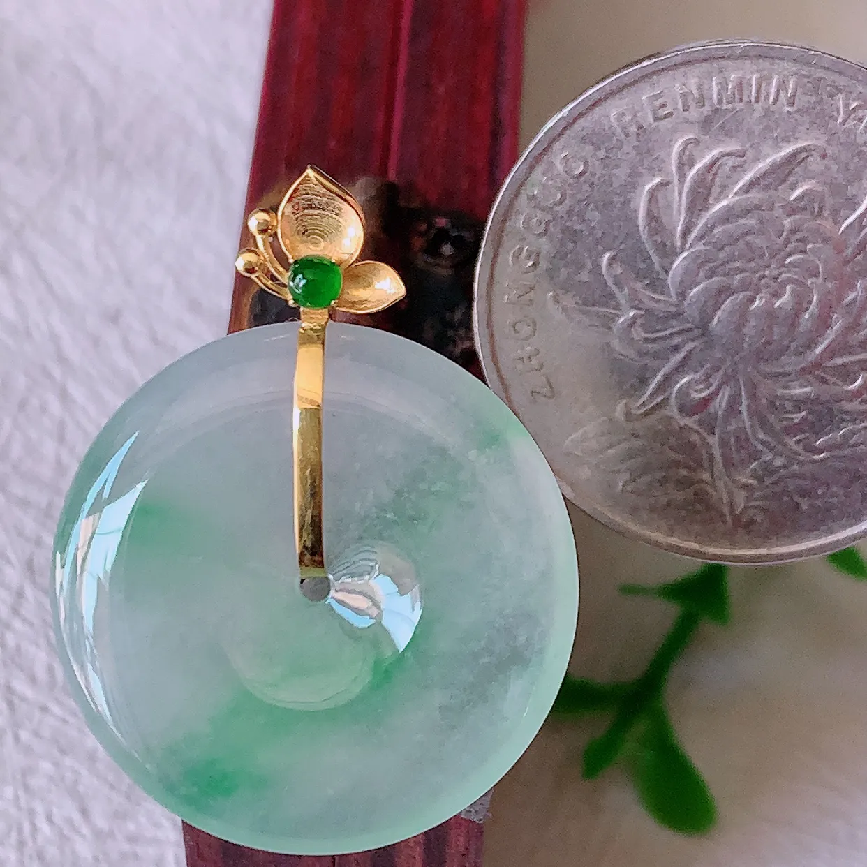 18K金镶嵌冰种飘绿翡翠平安扣吊坠，水润光泽，寓意平平安安，佩戴时尚漂亮！#41.17整体29.5*23*4.8裸石23-23