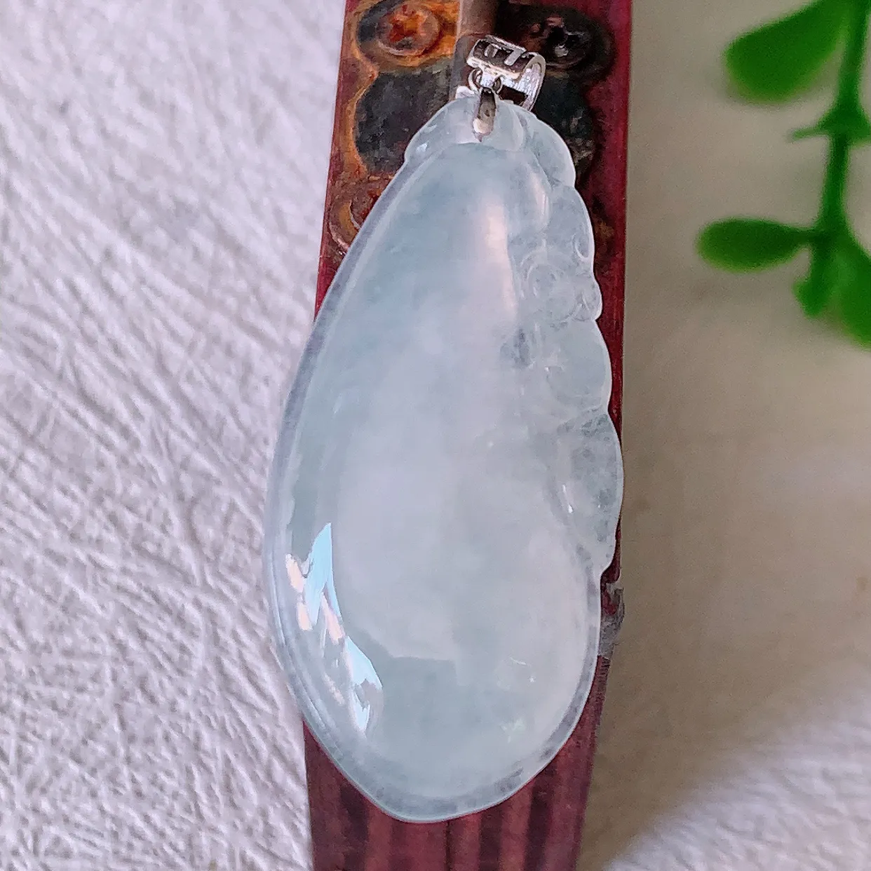 18K金镶嵌冰种翡翠招财福瓜吊坠，精美饱满福瓜，种水足，形态圆润饱满，福相十足 ！#00.17