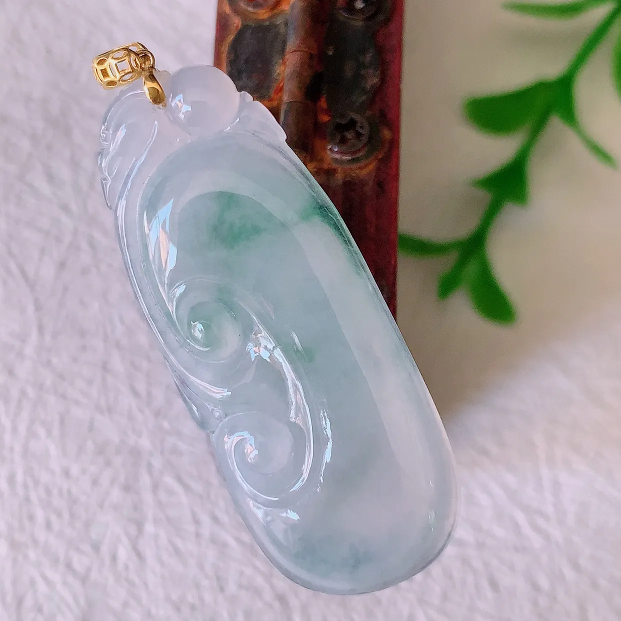 18K金镶嵌冰种飘花翡翠如意吊坠，种老水足，雕工精湛 ，寓意美好，佩戴时尚出众！#41.17