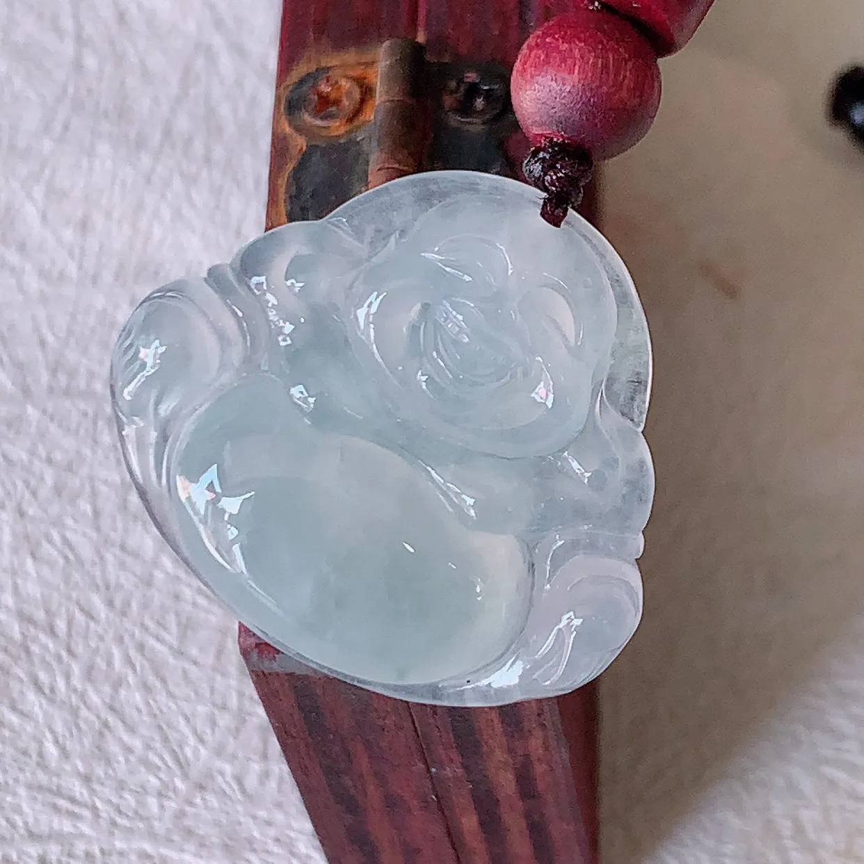 自然光实拍，冰种翡翠佛公，水灵起胶，翠色迷人，佛公在心中，一生平安，饱满圆润，开怀大笑佛公，配戴灵气