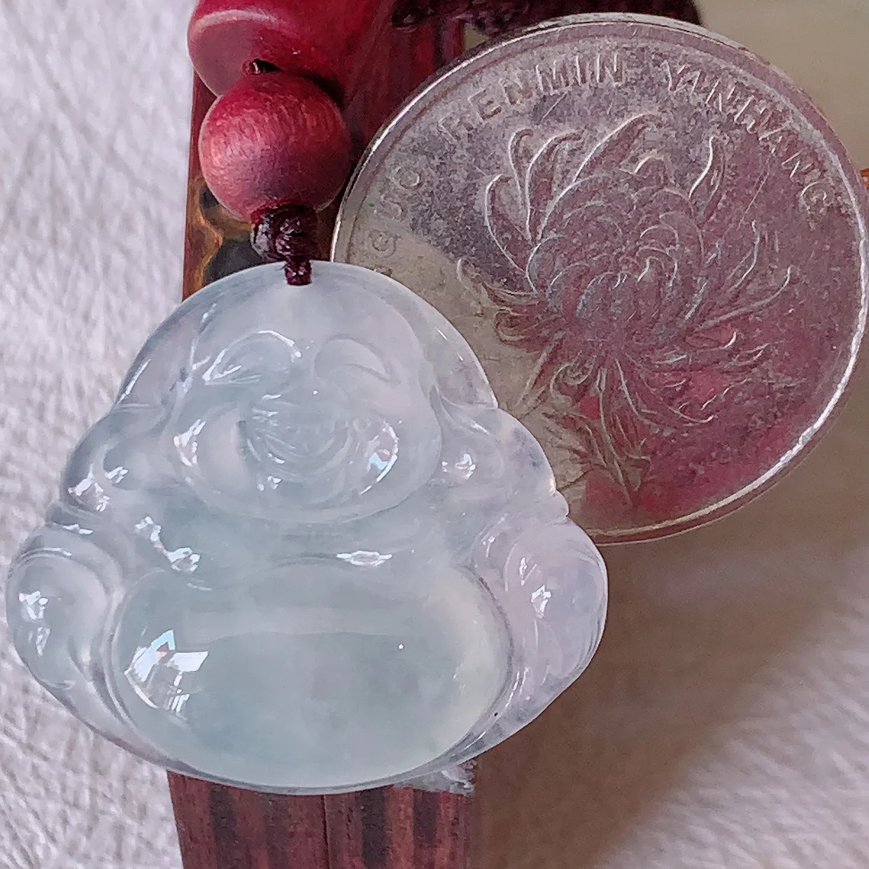 自然光实拍，冰种翡翠佛公，水灵起胶，翠色迷人，佛公在心中，一生平安，饱满圆润，开怀大笑佛公，配戴灵气十足！#46.15