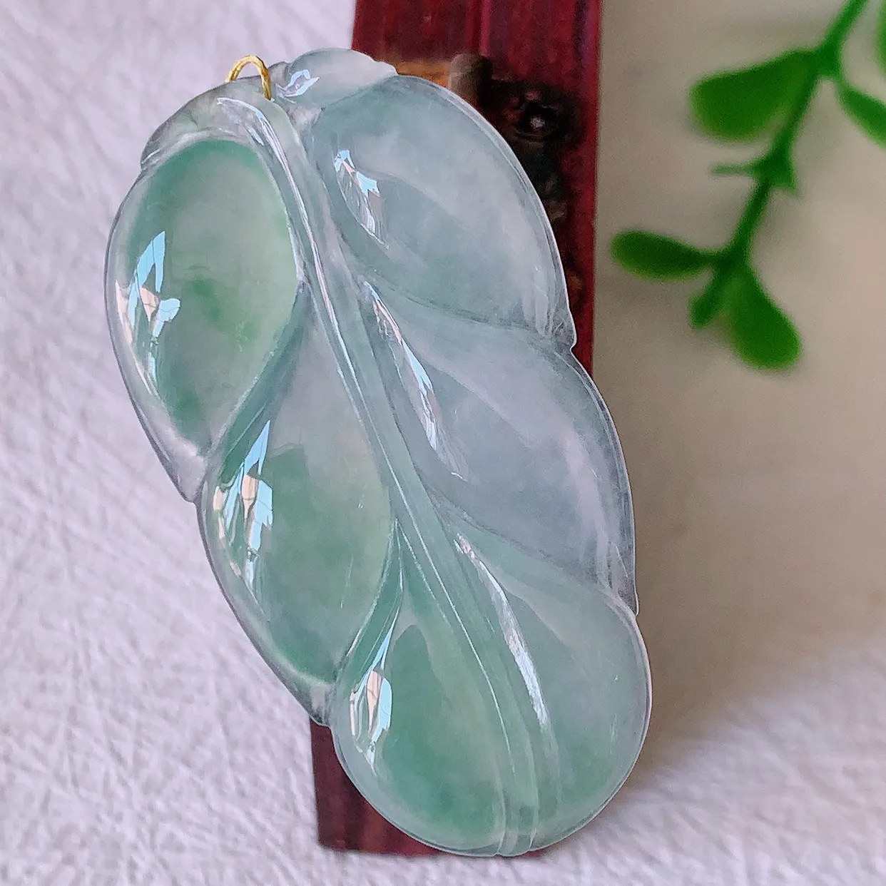 自然光实拍，冰种飘花翡翠事业有成叶子吊坠，莹润且起胶，叶子清秀优雅，佩戴大业有成！#00.17