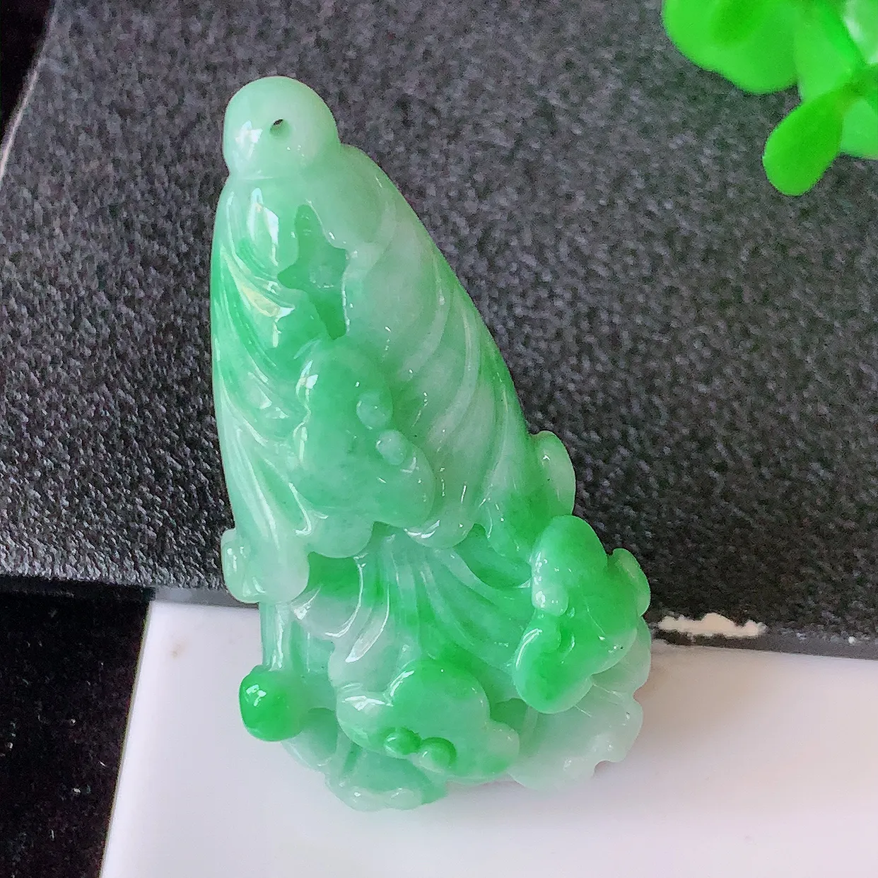 自然光实拍，冰润飘绿翡翠招百财白菜吊坠，百财聚来，财源滚滚，色泽鲜艳，精工水润的白菜，性价比高！#1.15