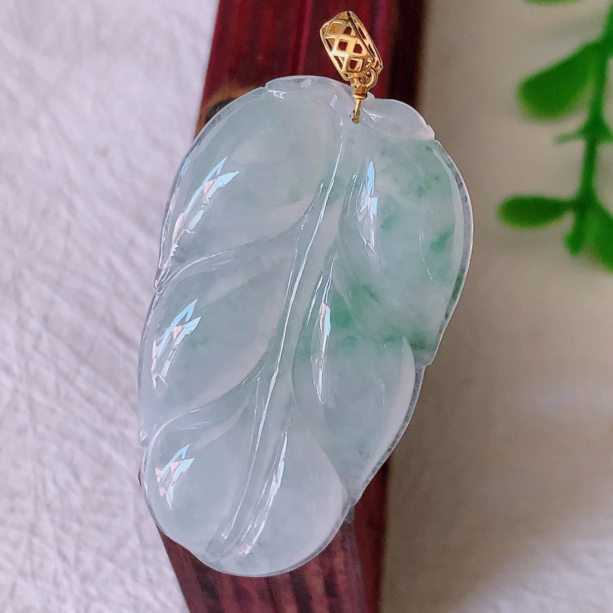 18K金镶嵌冰种飘花翡翠叶子吊坠 ，种水足，色泽清新，工艺精湛，叶子寓意美好；金枝玉叶，事业有成。#00.17