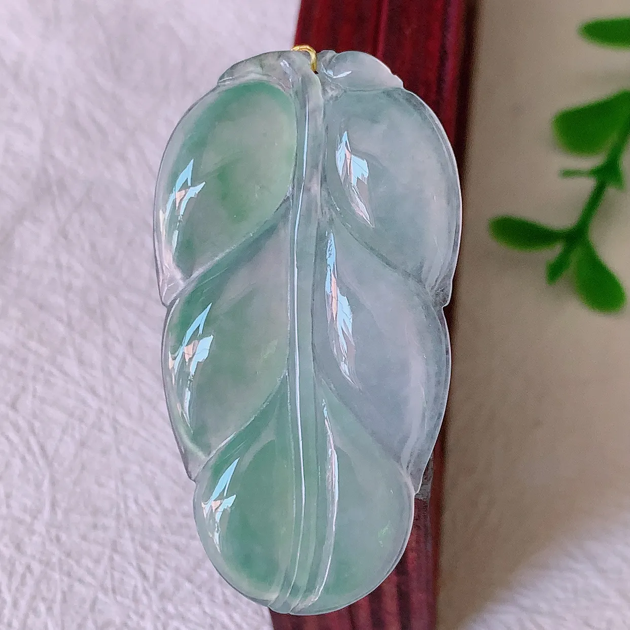 自然光实拍，冰种飘花翡翠事业有成叶子吊坠，莹润且起胶，叶子清秀优雅，佩戴大业有成！#00.17