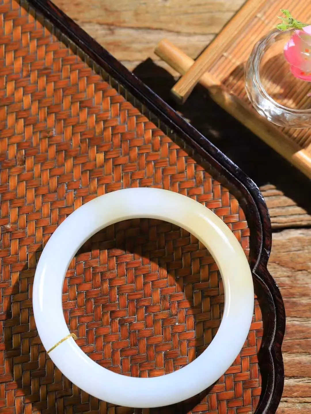（一见倾心.手镯）

精品️和田玉糖白玉手镯，玉质温润细腻 油性十足 手感舒适，高华雅逸，线条流畅，简约大气，美自天成，素雅高贵。佩戴于腕间，婉约之美，举手投足间透出那低调奢华。重76.2克  尺寸58-13.9-10.5mm FDL-791051726