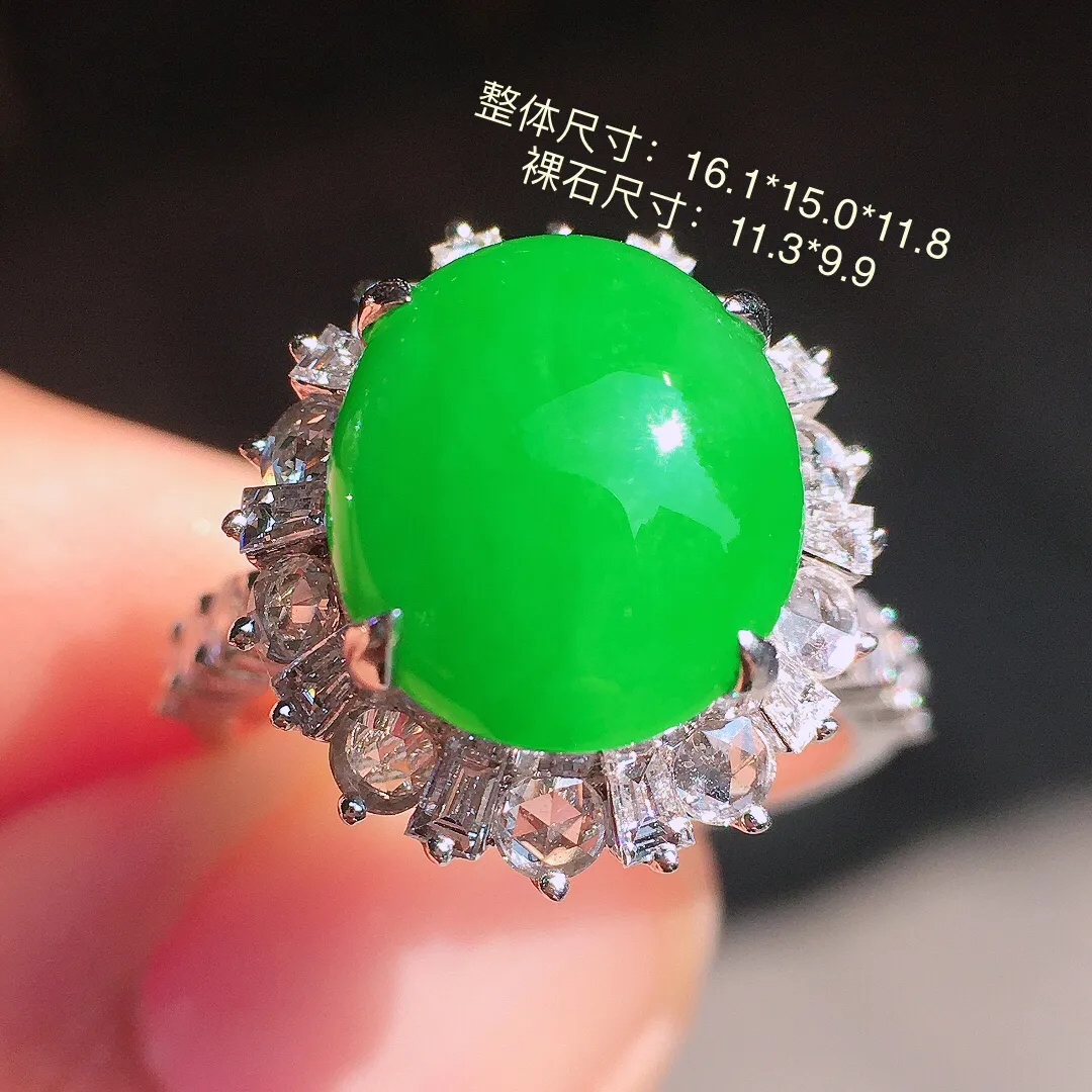 阳绿蛋面戒指，色泽均匀艳丽，玉质细腻，荧光感超
强，饱满圆润，尽显优雅气质，18k
金豪华镶嵌