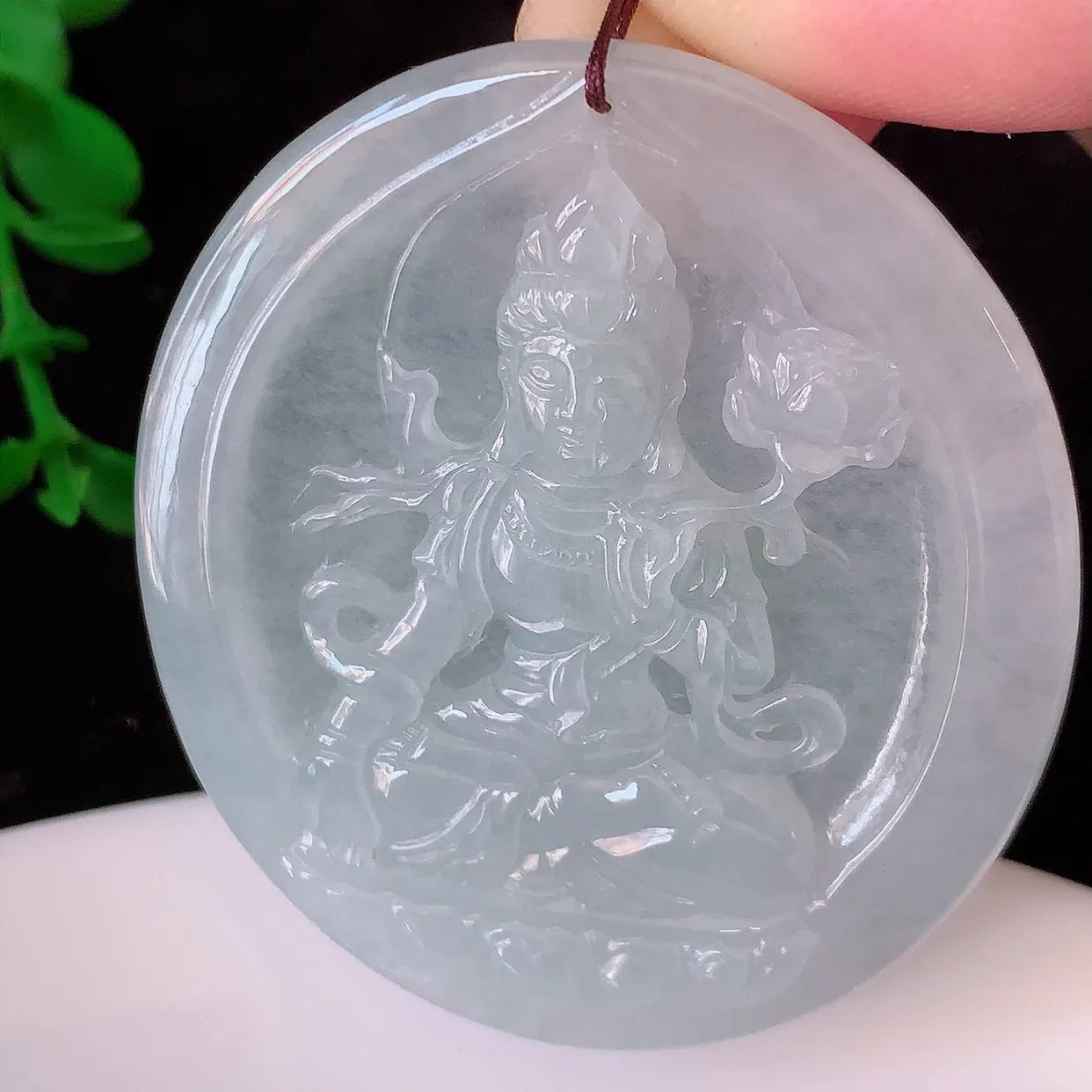自然光实拍，冰种翡翠观音菩萨吊坠，赐福观音，玉润通透，慈祥端庄！#05.17