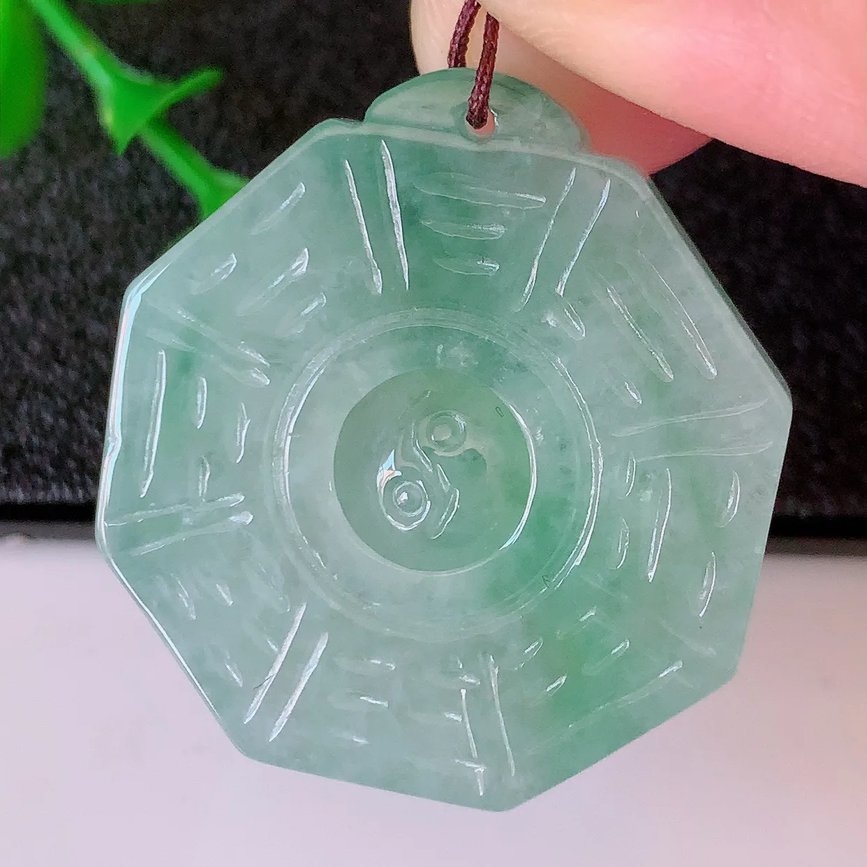 自然光实拍，冰胶飘花翡翠招财八卦吊坠，翠色灵动，种老水足，寓意好，品相佳，佩戴佳品！#46.17