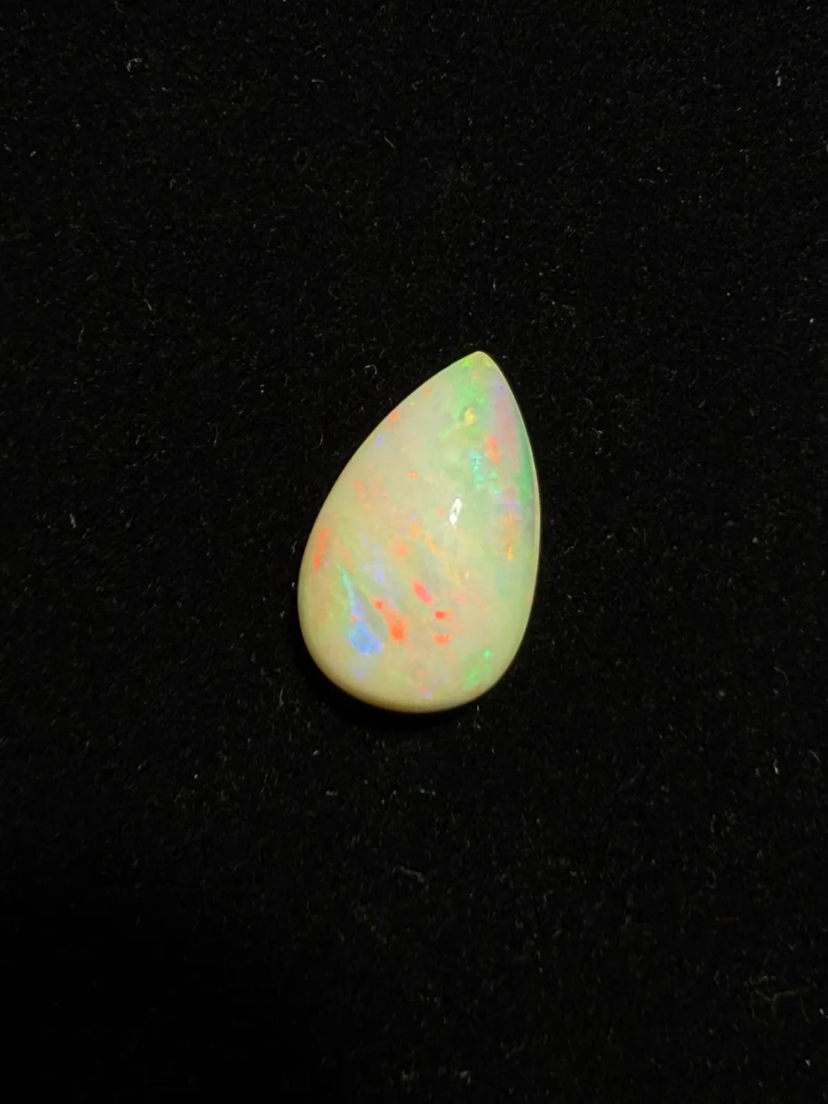 8.29ct天然彩欧泊裸石，尺寸18.4*11.8*8.2mm，颜色美艳，油画般色彩，火彩足。