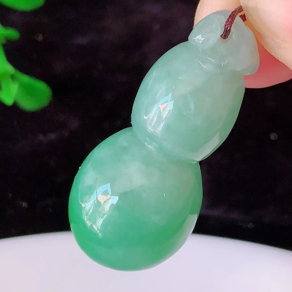 自然光实拍，冰润飘绿翡翠葫芦吊坠，寓意福禄双全，财源滚滚，清新脱俗，佩戴效果优雅迷人！#05.17
