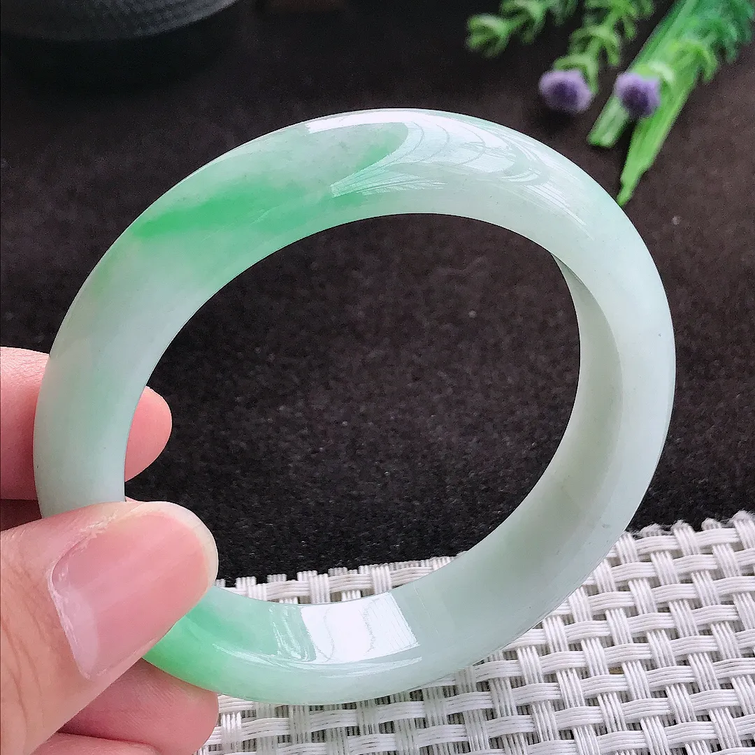 自然光56/13.3/8.5老坑精美温润飘绿宽边手镯翡翠玉镯子美人镯手环