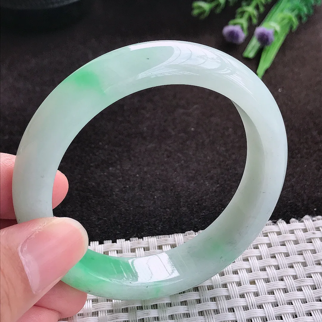 自然光56/13.3/8.5老坑精美温润飘绿宽边手镯翡翠玉镯子美人镯手环