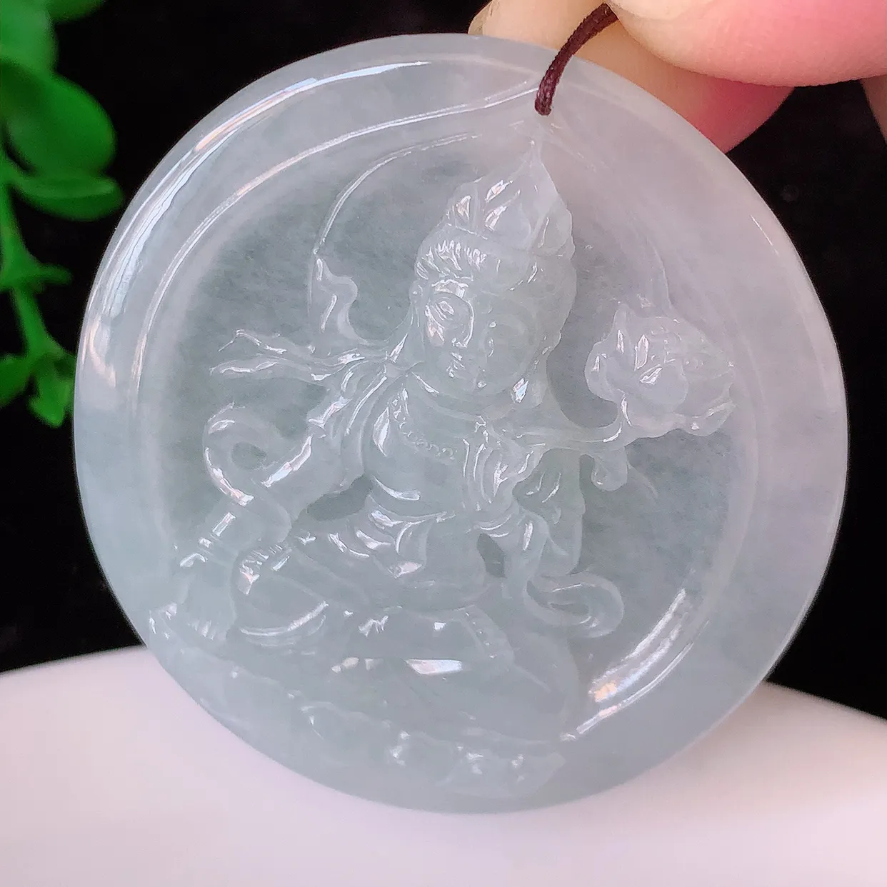 自然光实拍，冰种翡翠观音菩萨吊坠，赐福观音，玉润通透，慈祥端庄！#05.17