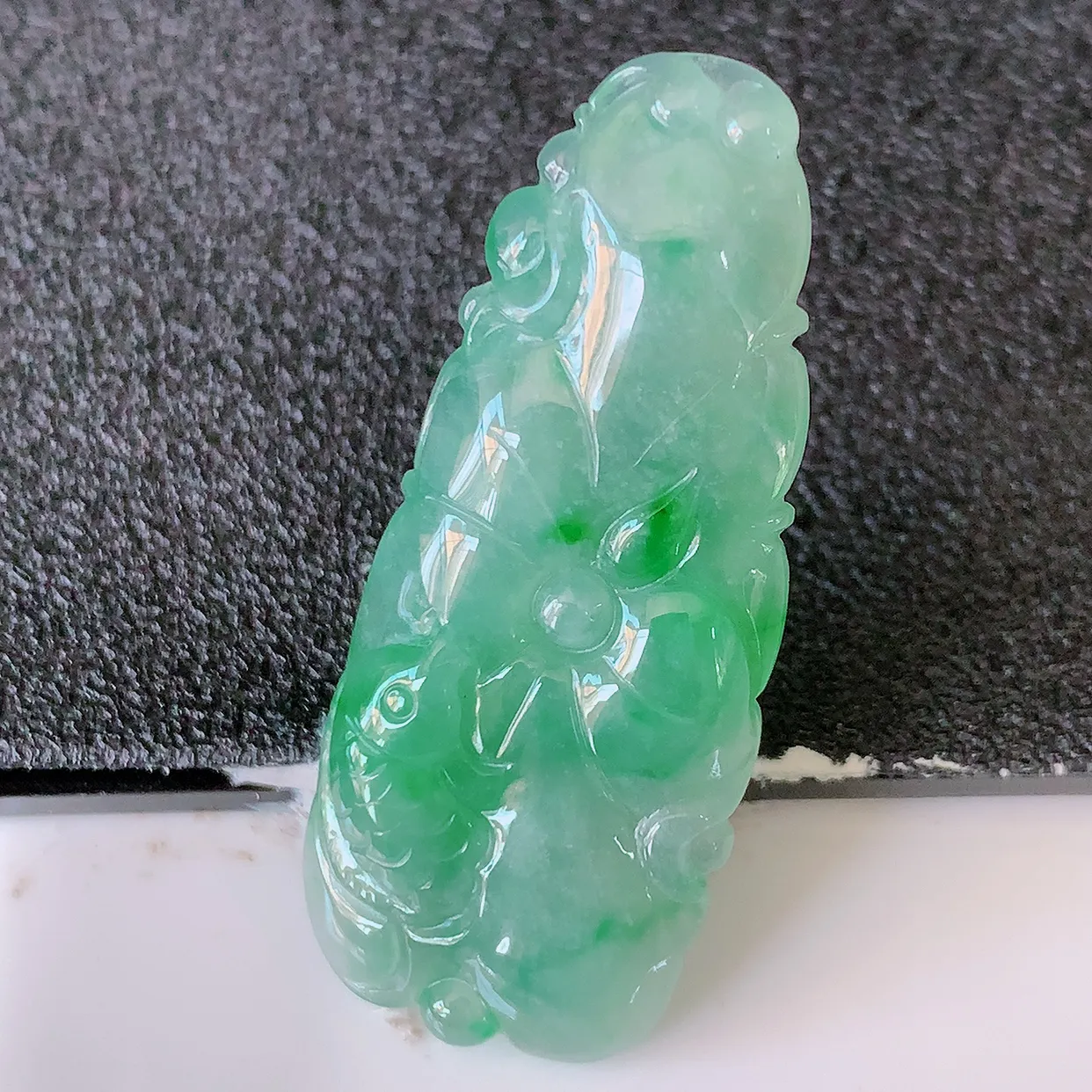 自然光实拍，冰飘花翡翠荷叶鱼、和和美美玉坠，财源广进，自然隐逸、荷本是素不着尘之物，有和美之寓意。#05.17