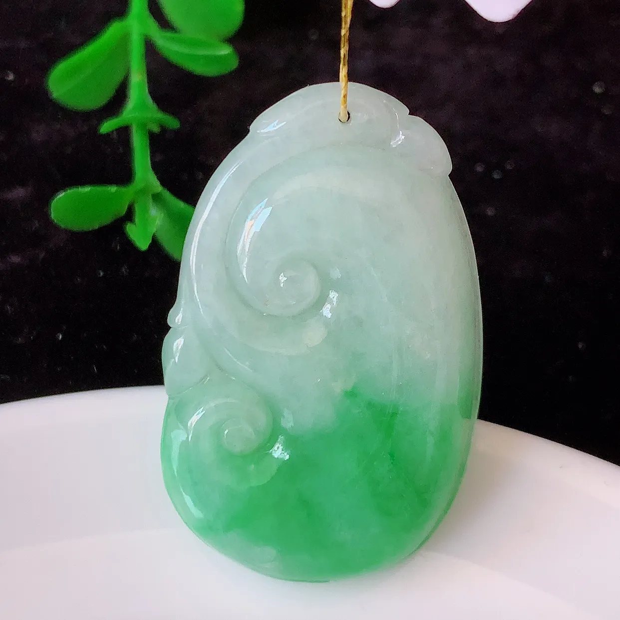 自然光实拍，冰润飘绿翡翠如意吊坠，上身效果非常美，饱满大气，工艺美，万事如意，如意一生，#35.17