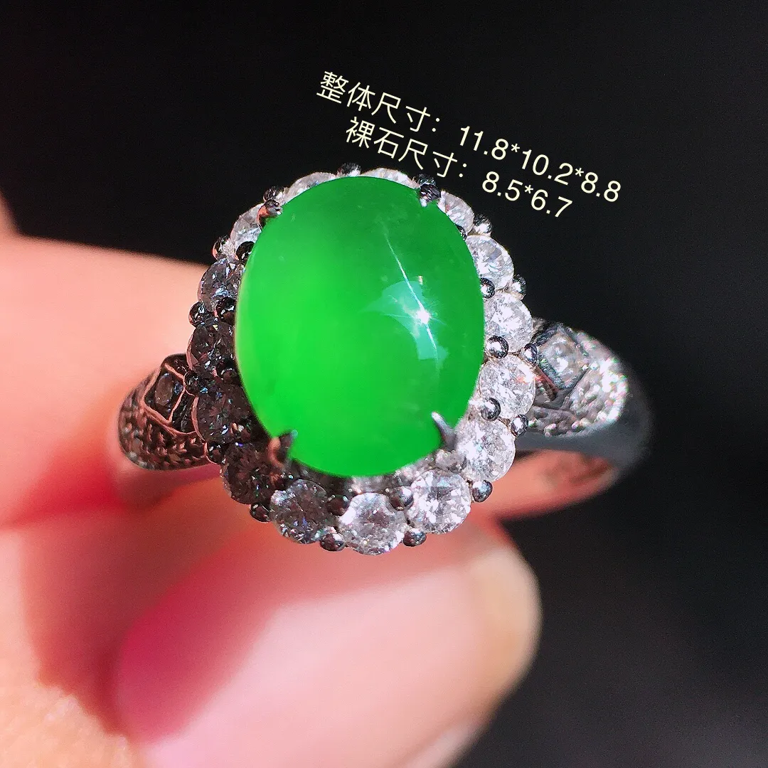阳绿蛋面戒指，色泽均匀艳丽，玉质细腻，荧光感超
强，饱满圆润，尽显优雅气质，18k
金豪华镶嵌