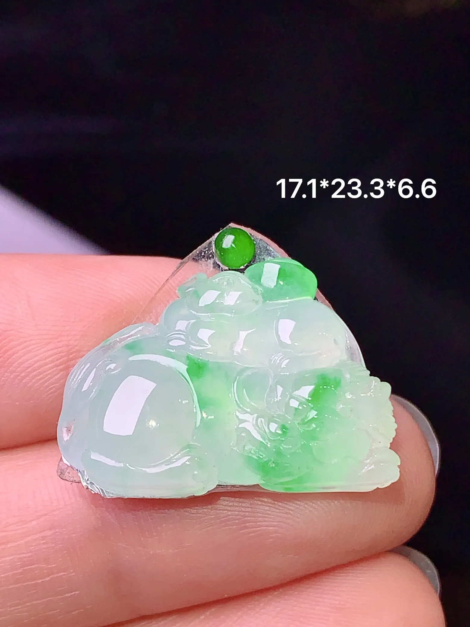 飘绿狮子吊坠 玉质细腻 水润亮眼 整体尺寸17.1*23.3*6.6